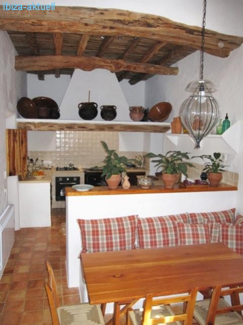 Küche mit Sabinaholzdecke im Hintergrund