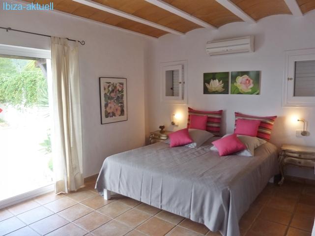 masterbedroom with access to the poolterace