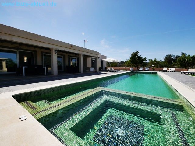 jacuzzi and steps into the pool. no neighbours beside.