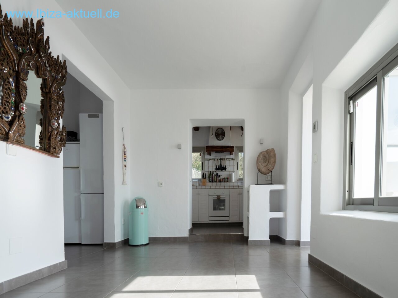 entrance with view into the kitchen