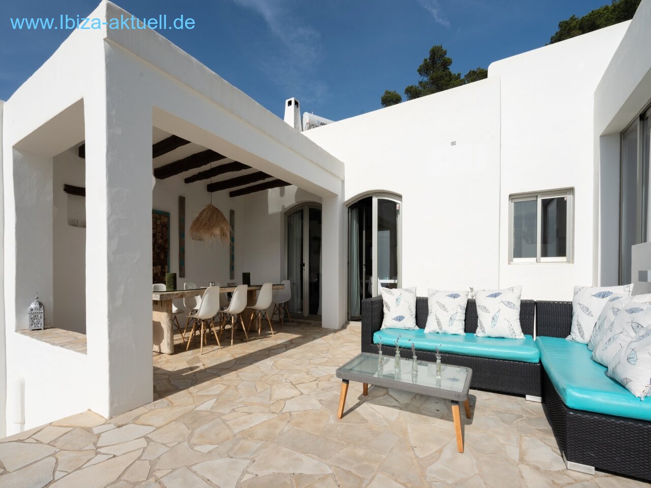 lounge- and dining at the house