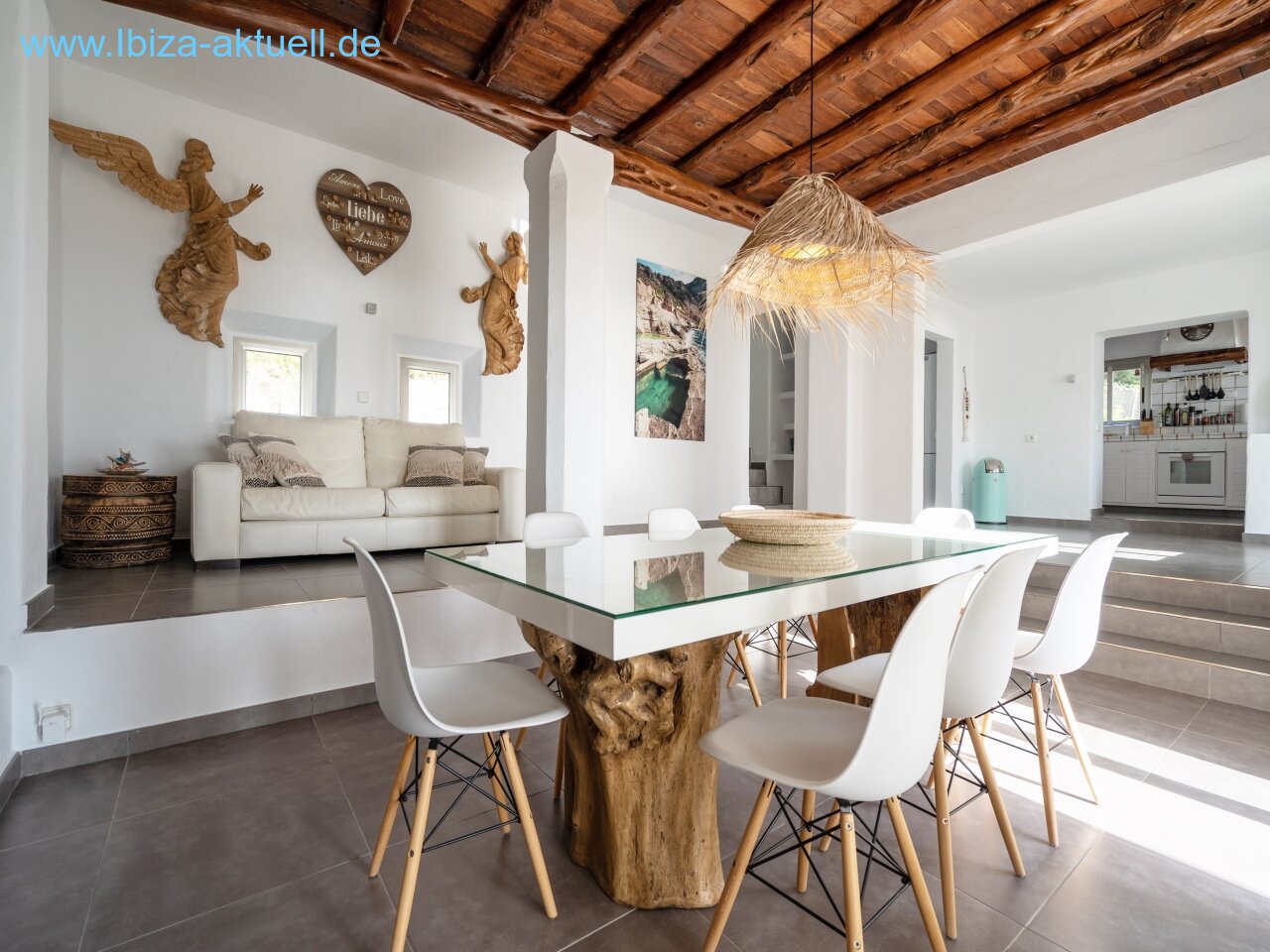 dining with upper way to the bedrooms