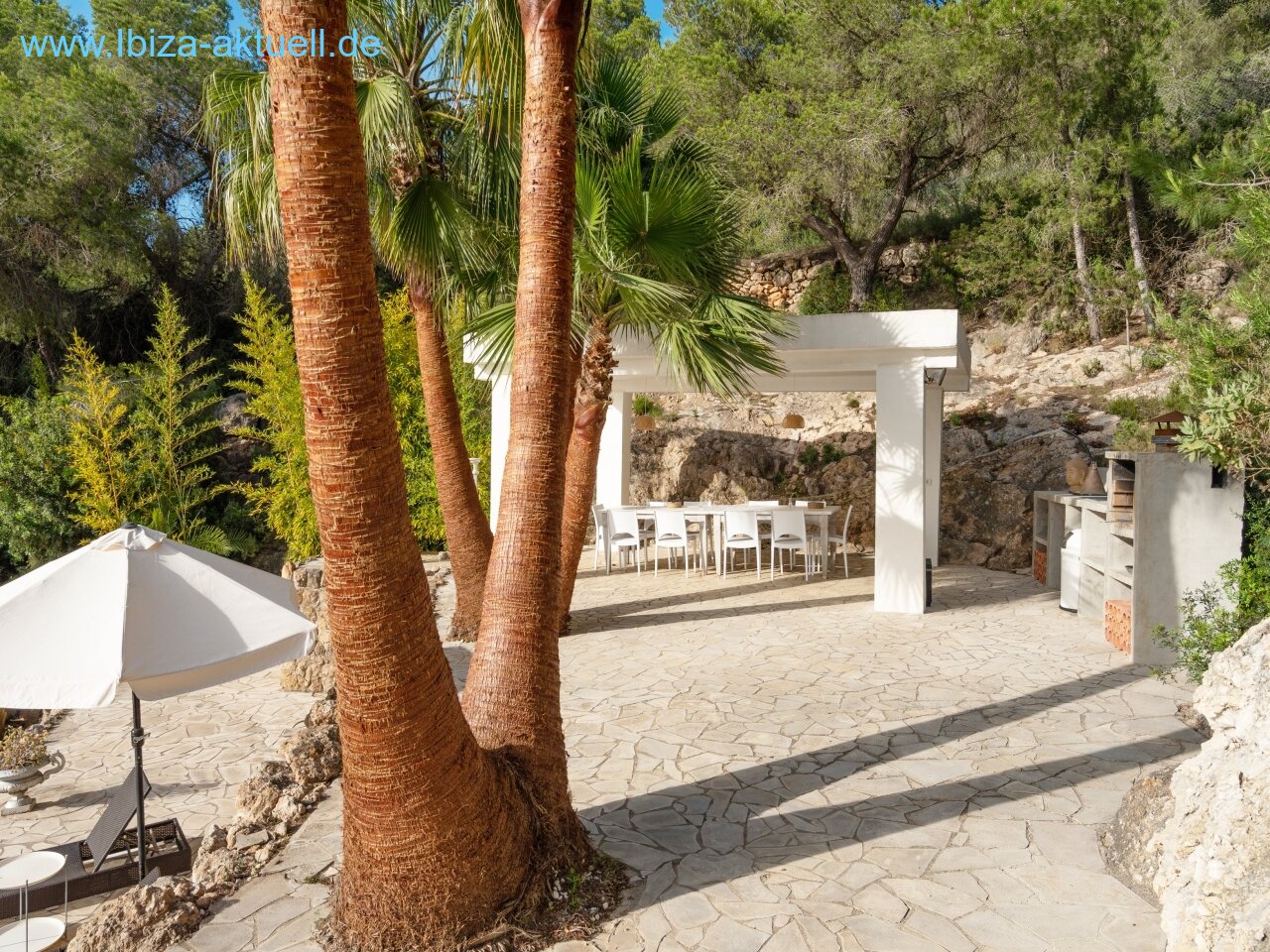 upper terace with dining and BBQ